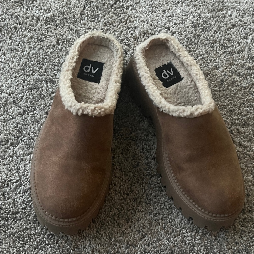 DV by Dolce Vita Women’s Tan Suede Slip-On Clogs, size 6